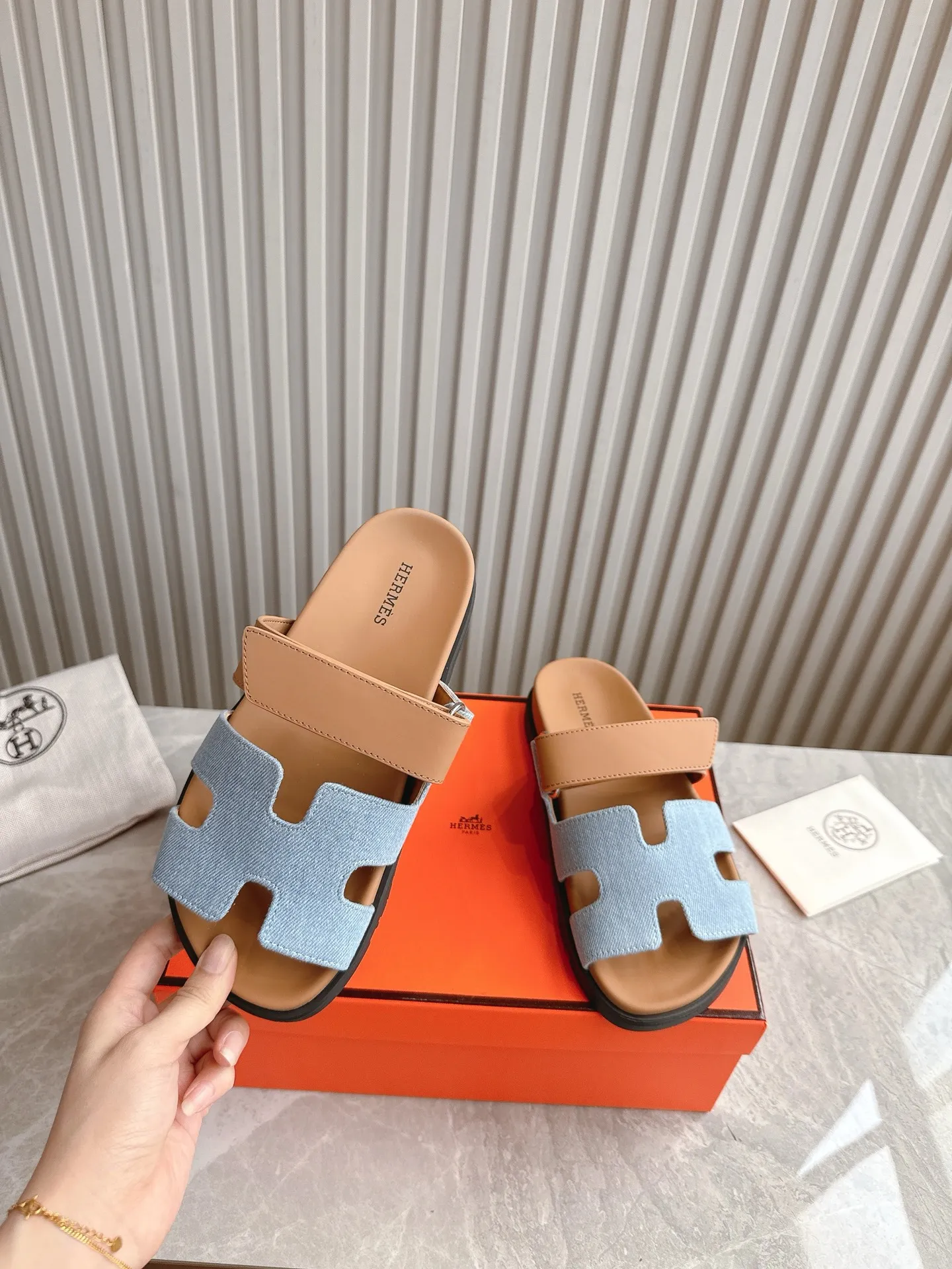 p480🐮🐮Couple model (top version) H family 2024 spring and summer new style HERMES Hermes' recently popular couple model pig nose angle sandals and slippers, paired with various colorful socks, popular. Upper: imported original deerskin (the genuine leather edging is not ordinary super migration). Lining: imported genuine leather. Outsole: Tpu non-slip and wear-resistant outsole. Size: Female 35-42 (40/42 non-returnable and non-exchangeable) Male size: 39-45 (45 non-refundable and non-exchangeable)